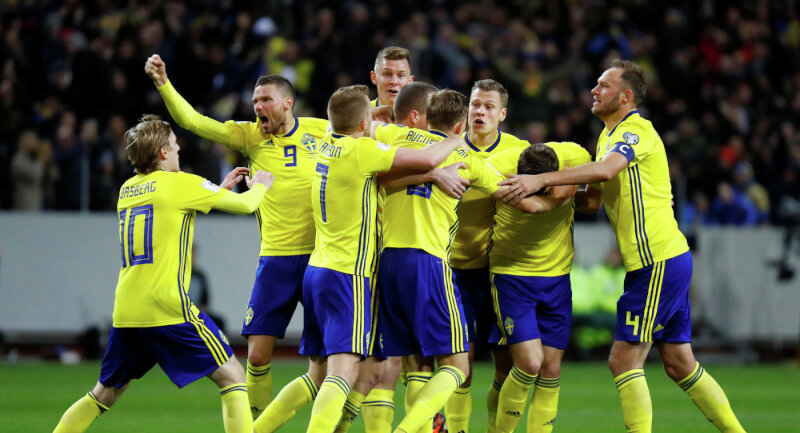 Сборная Швеции празднует гол