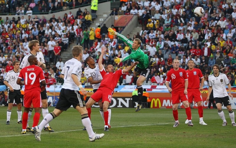 Футбольный матч германия. Англия Германия 2010. ЧМ 2010 Англия Германия. Великобритания Германия матч. Противостояние команд футбольных.
