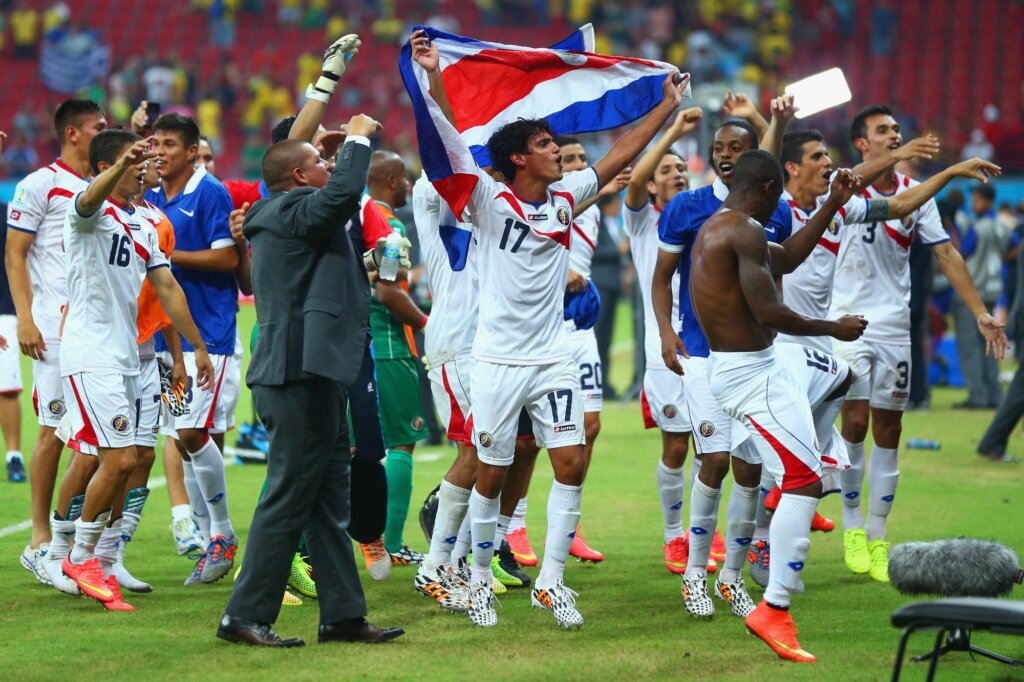Сборная Коста-Рики празднует победу