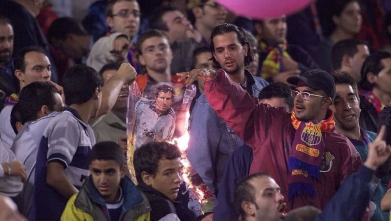 Болельщики "Барселоны" сжигают фото Луиша Фигу 