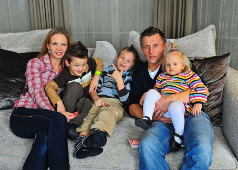 Ивица Олич с женой и детьми