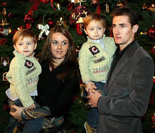 Мирослав Клозе с женой и детьми