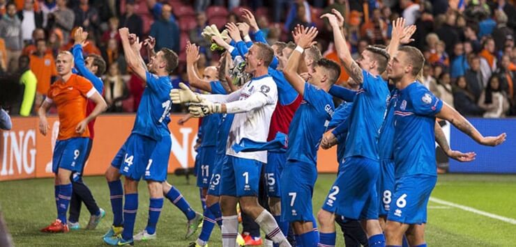 Сборная Исландии приветстует болельщиков
