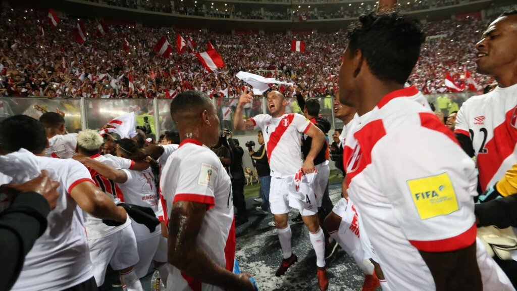 Сборная Перу празднует выход на чемпионат мира