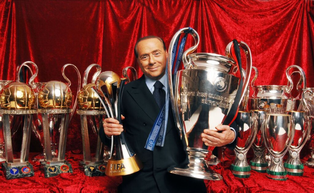 Берлускони с трофеями "Милана"