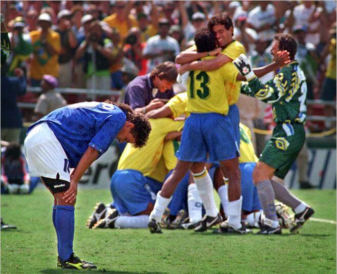 Сборная Бразилии празднует победу в финале