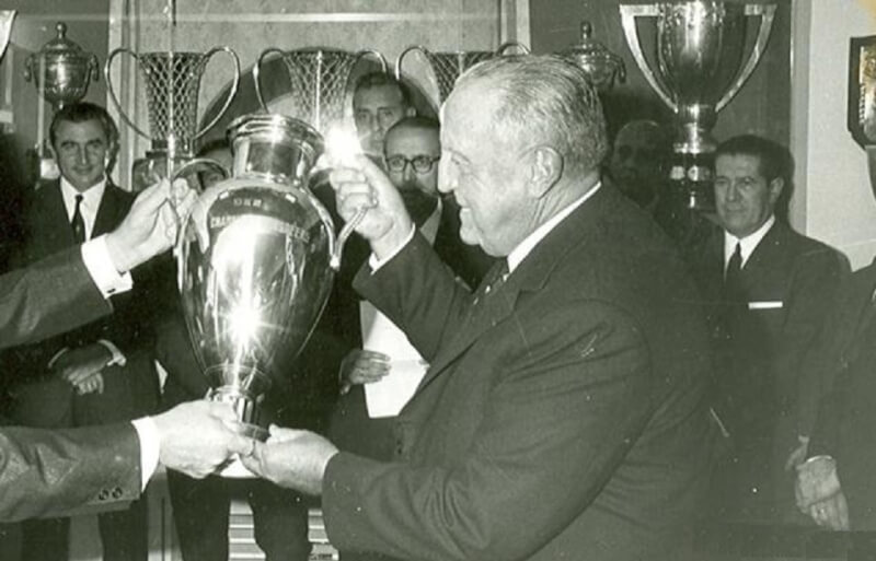 Сантьяго Бернабеу с Кубком чемпионов