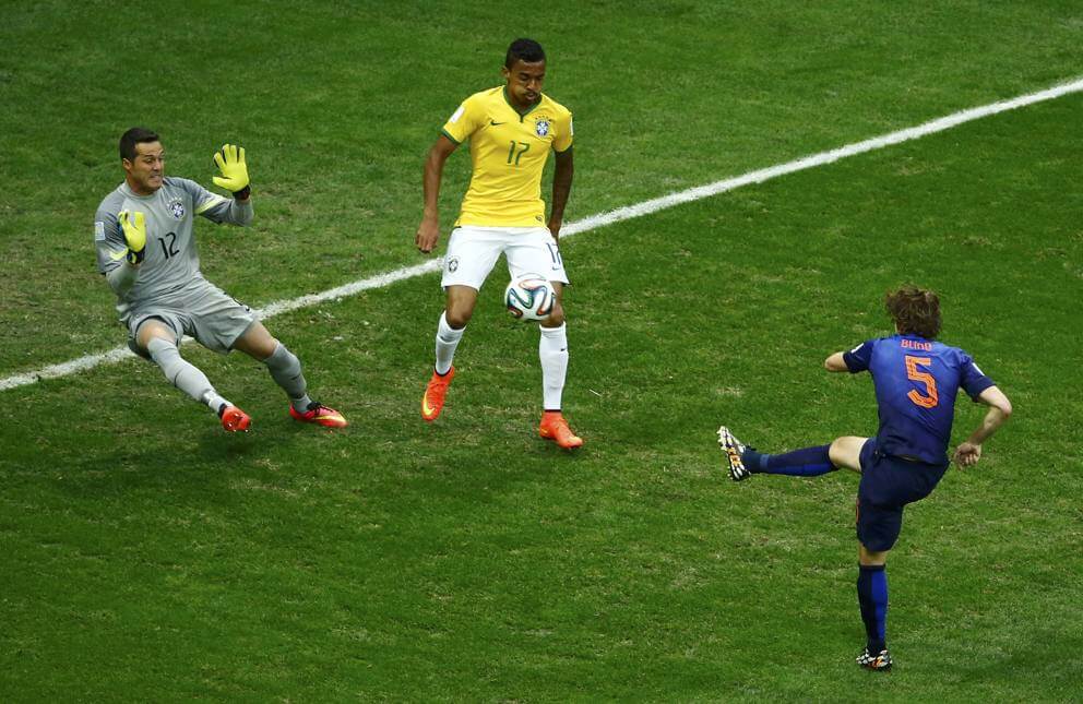 Дейли Блинд забивает Бразилии