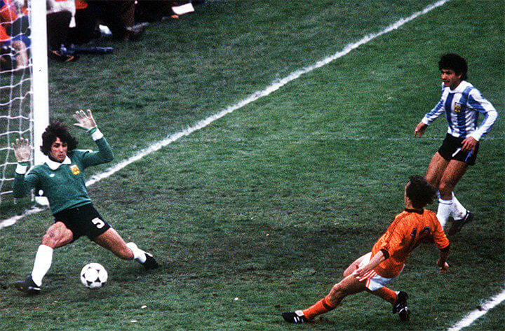 Финал ЧМ-1978: атака сборной Голландии