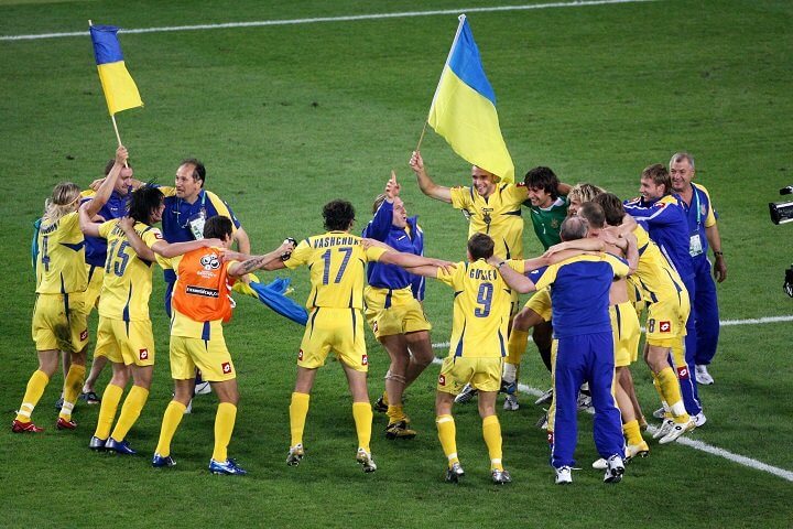 Сборная Украины празднует выход в четвертьфинал