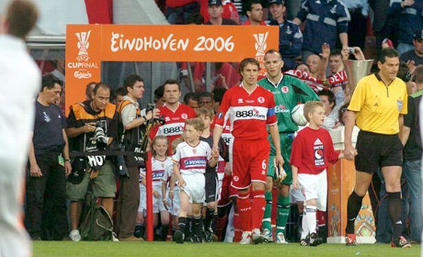 Финал Кубка УЕФА-2006: команды выходят на поле