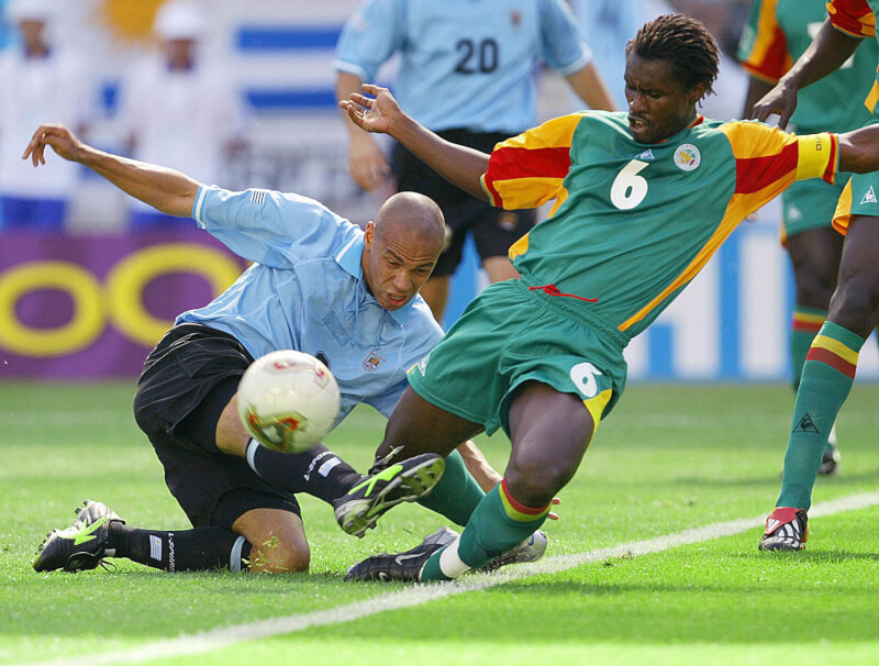 Сенегал - Уругвай (2002): борьба за мяч