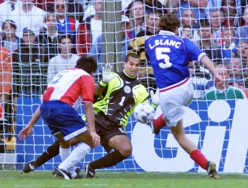 Франция - Парагвай на ЧМ-1998: гол Лорана Блана