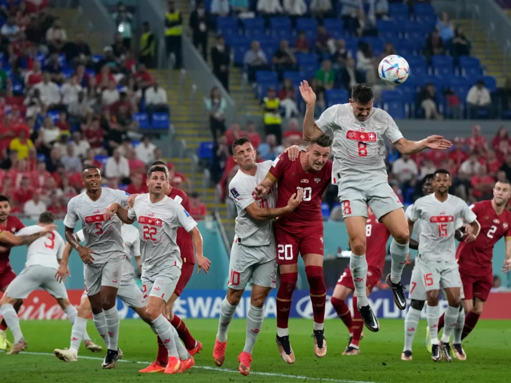 Швейцария - Сербия на ЧМ-2022: борьба за мяч
